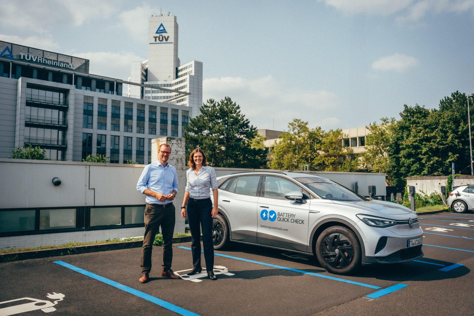 Katharina Alamo Alonso und Martin Brüning auf dem Gelände der TÜV Rheinland Group
